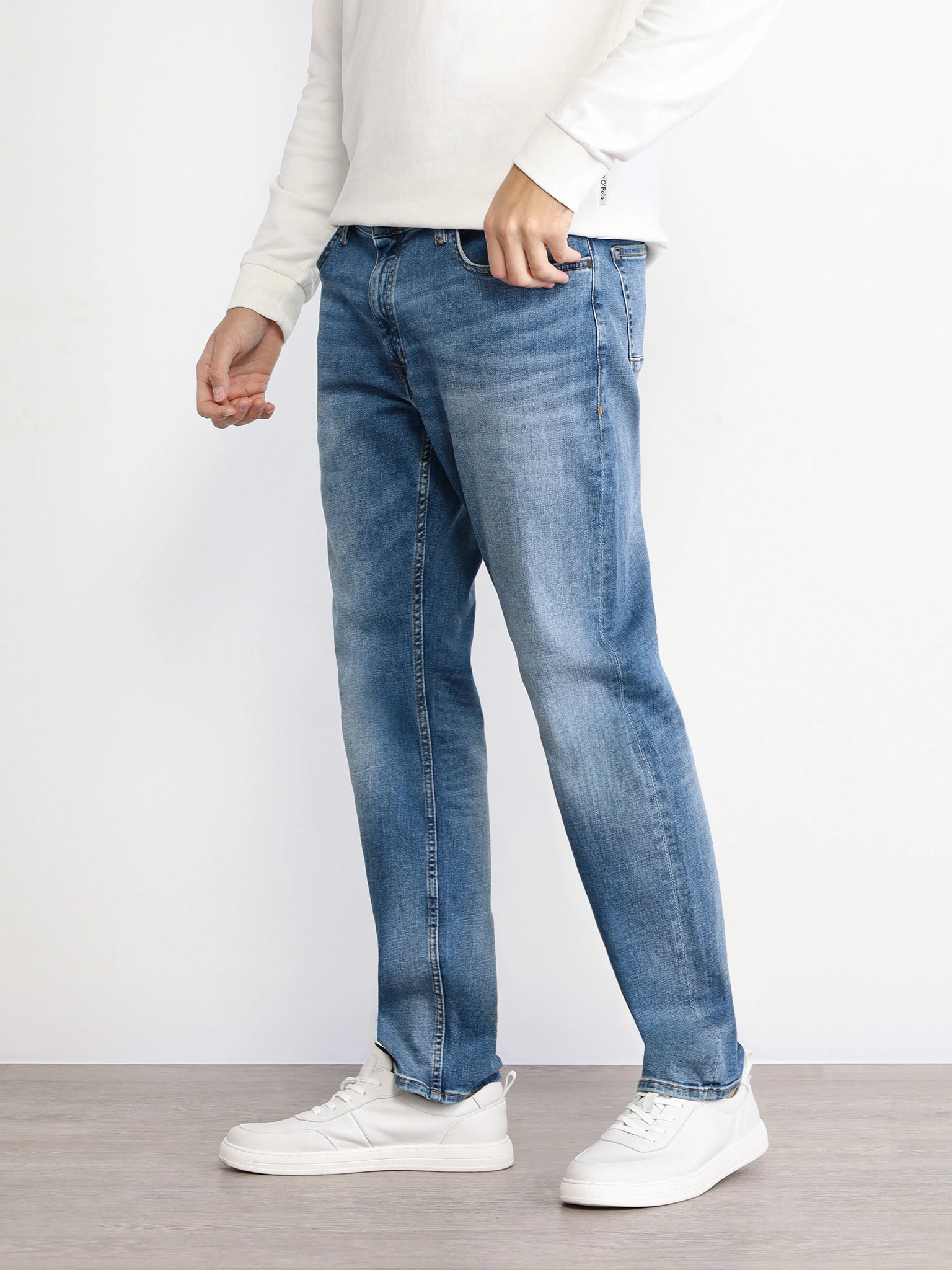 Джинсы классические голубого цвета из смесового хлопка